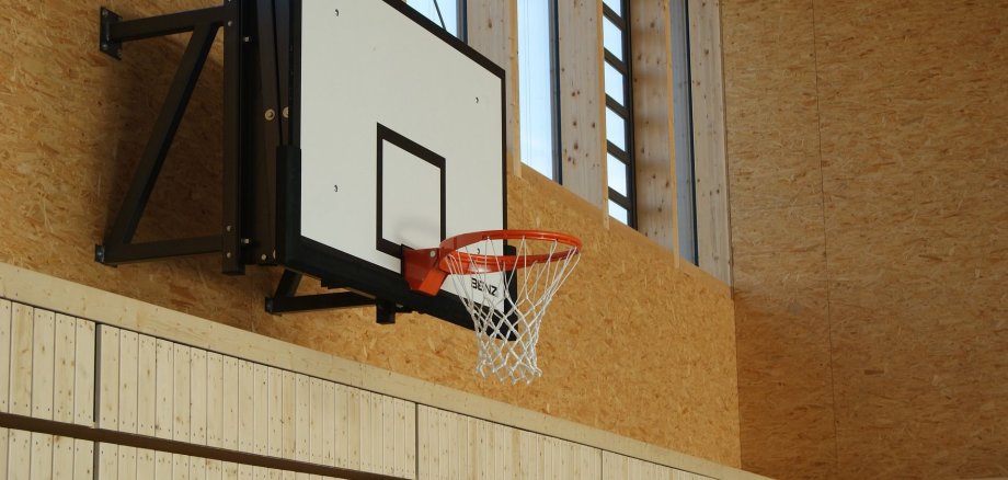 Basketballkorb in einer Sporthalle