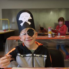 Ein Junge ist als Pirat verkleidet.