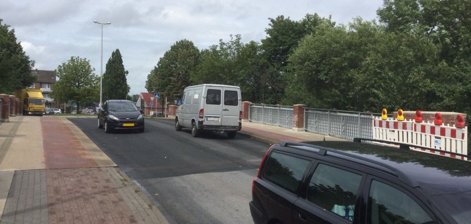 Man sieht die Königsbrücke und dazu stehen auf der Königsbrücke mehrere Autos 