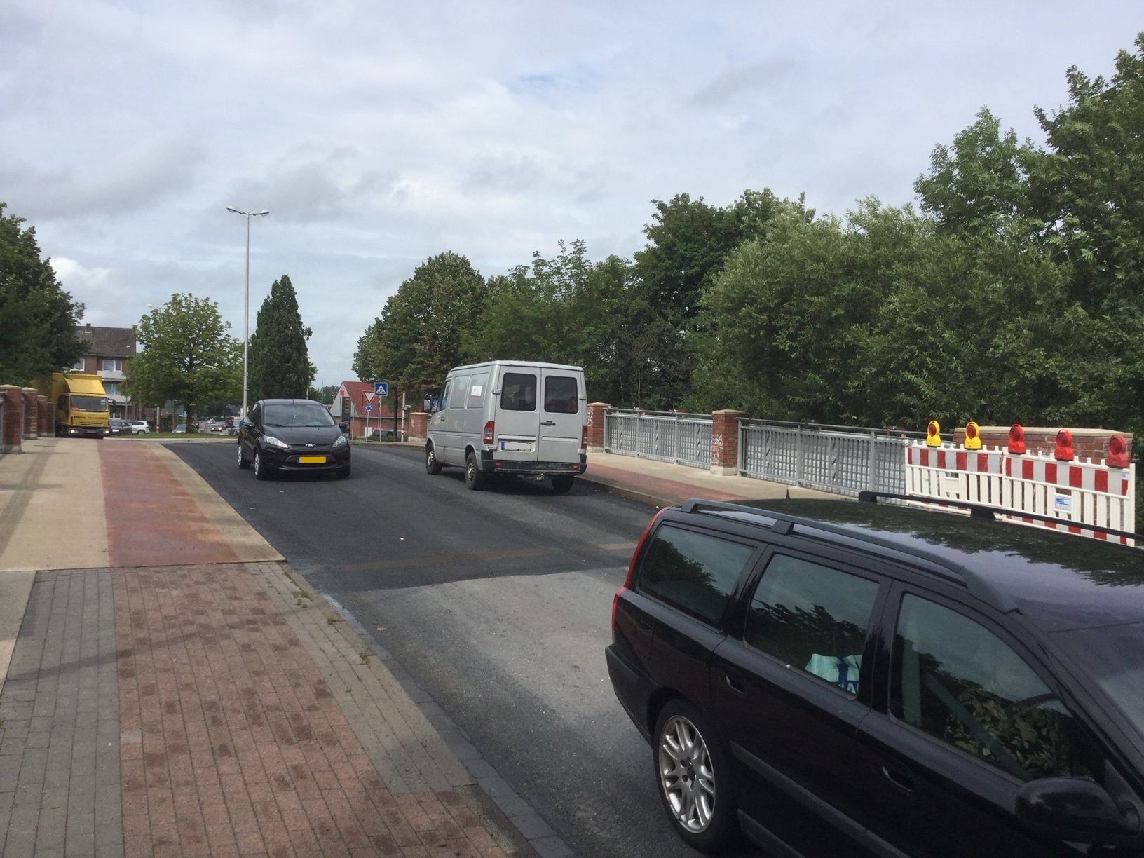 Man sieht die Königsbrücke und dazu stehen auf der Königsbrücke mehrere Autos 