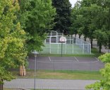 Sicht auf das Streetbasketballfeld und die Multisportanlage