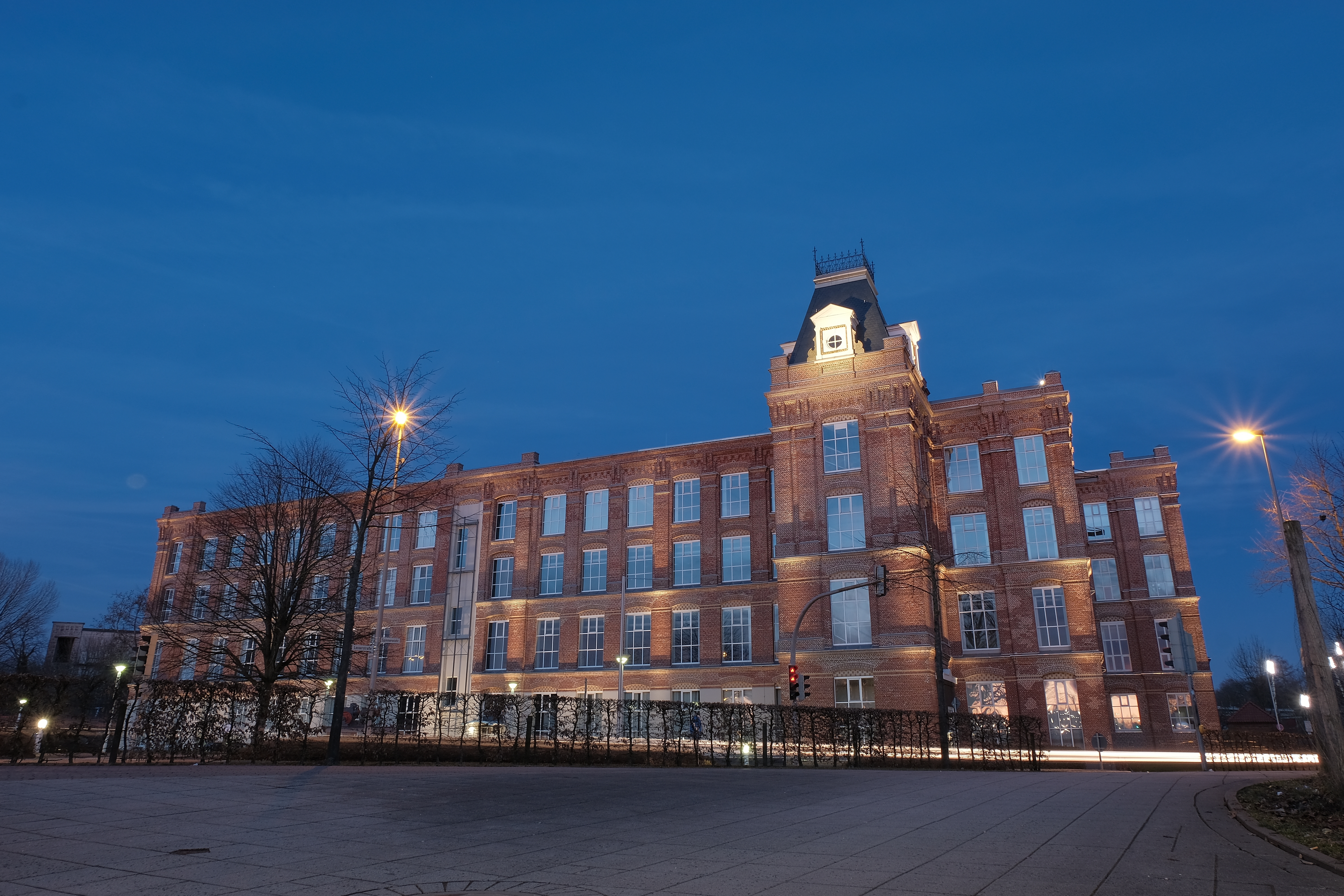 WZG-Gebäude bei Nacht aus Blick des Bahnhofes.