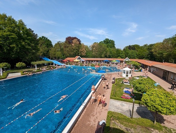 Blick von oben auf das Parkfreibad Gronau