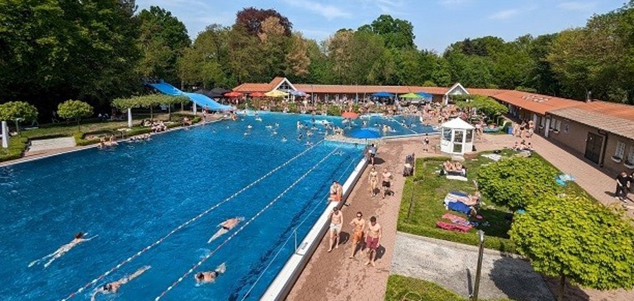 Blick von oben auf das Parkfreibad Gronau