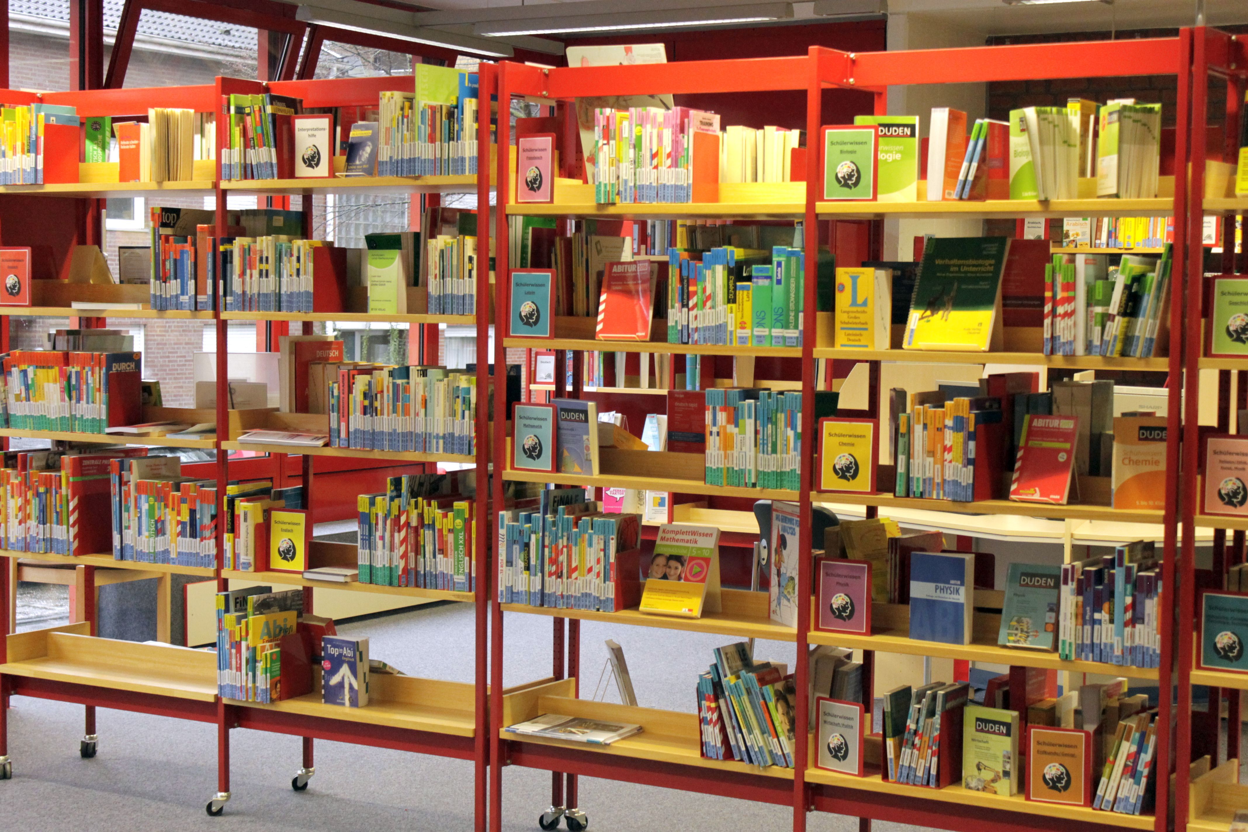 Wissensregal in der Stadtbücherei Gronau