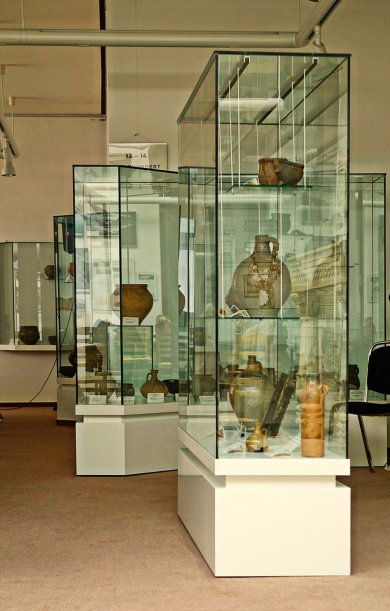 Innenraum eines Museums mit alten Töpfen und Vasen 