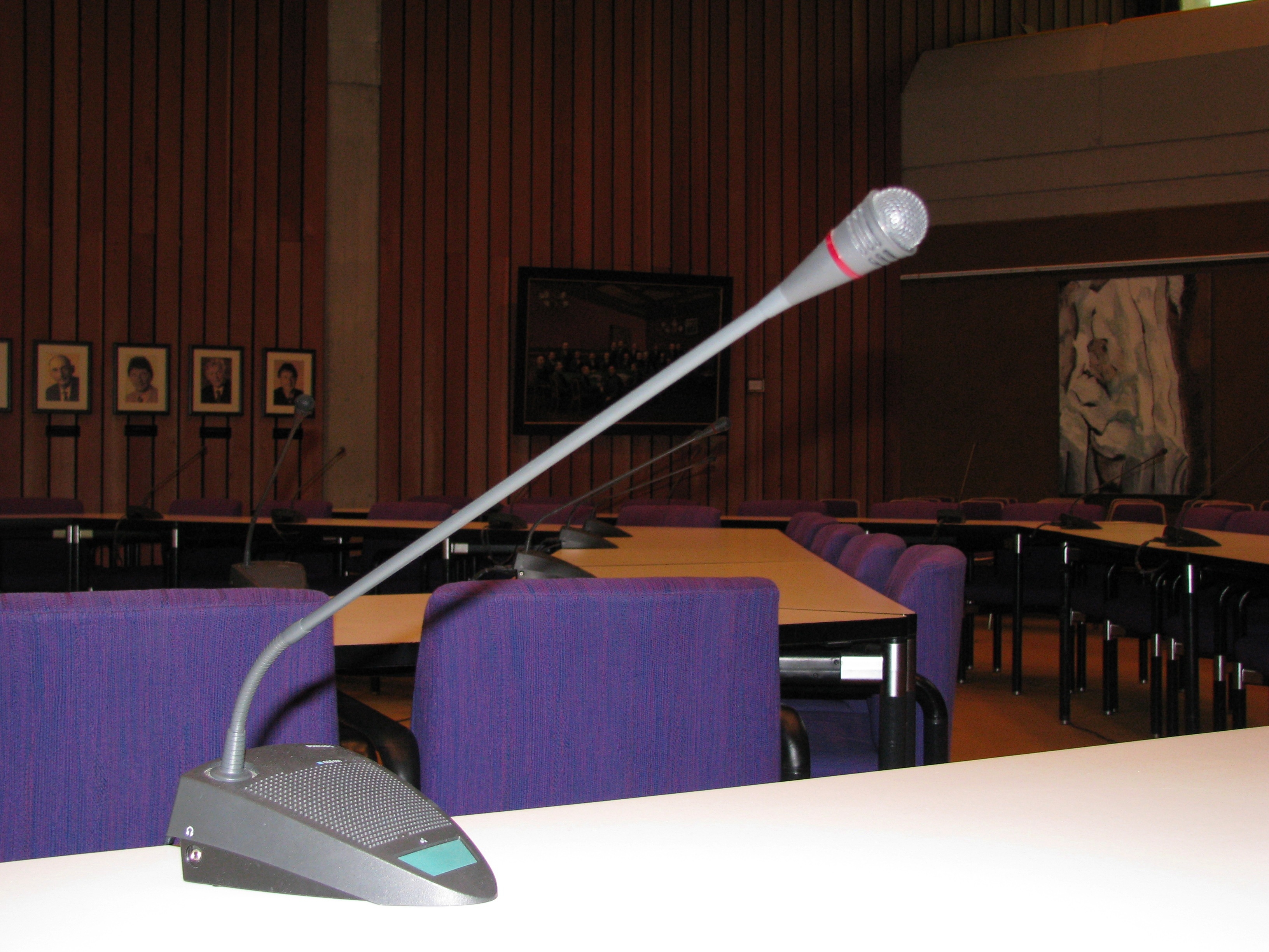 Ein Mikrofon auf einem Tisch im Sitzungssaal.