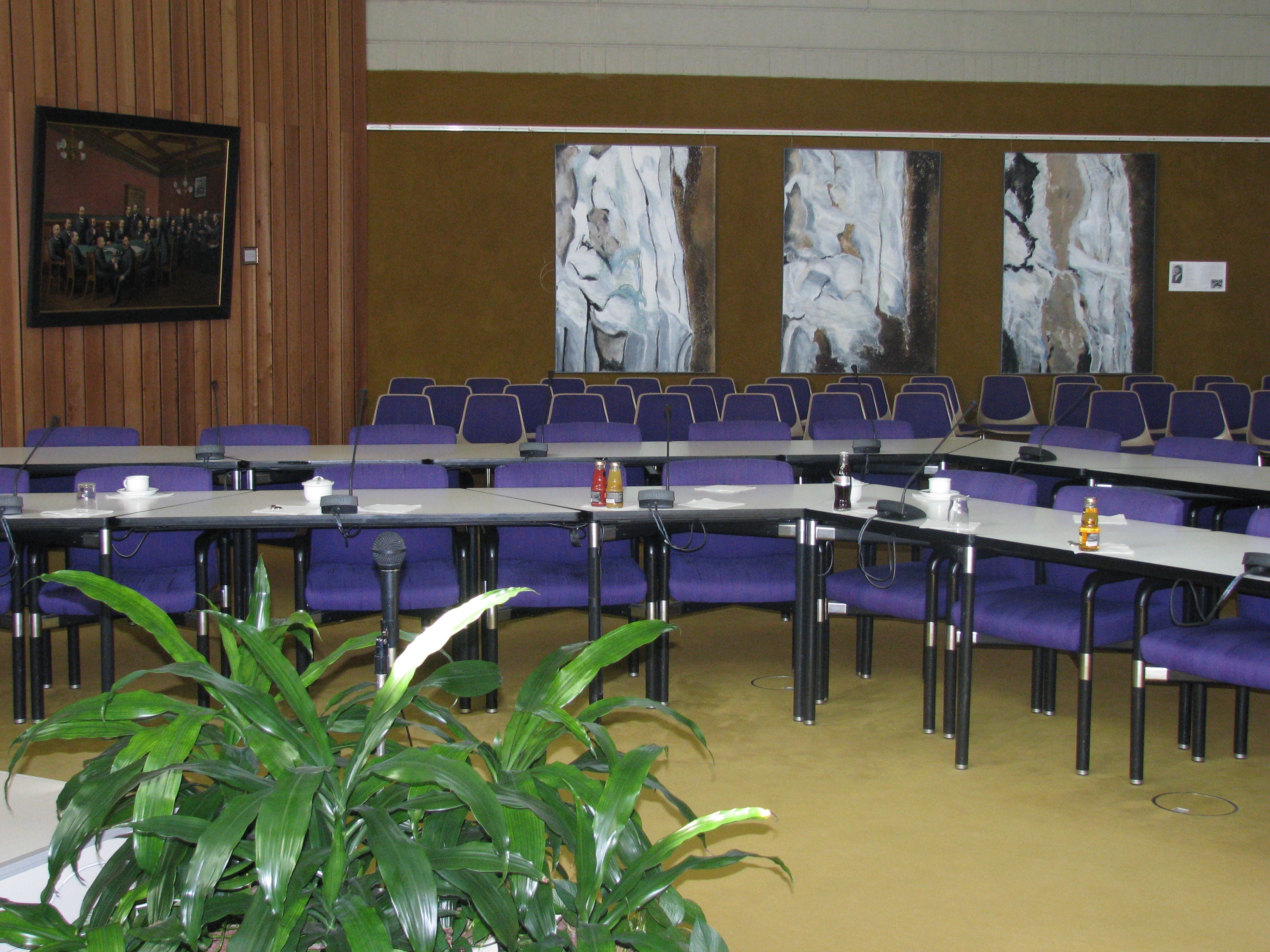 Blick auf eine Stuhlreihe im Sitzungssaal