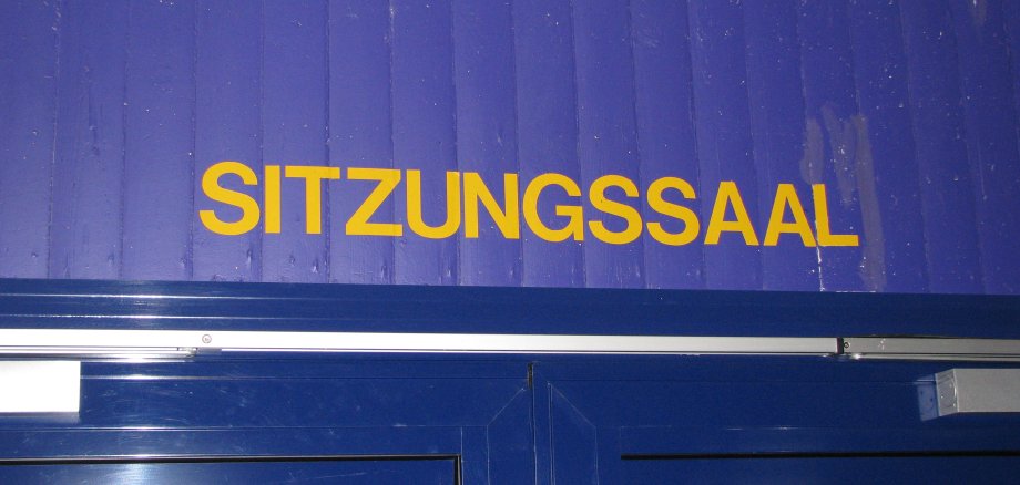 Der Schriftzug Sitzungssaal über der Eingangstür des Saals.