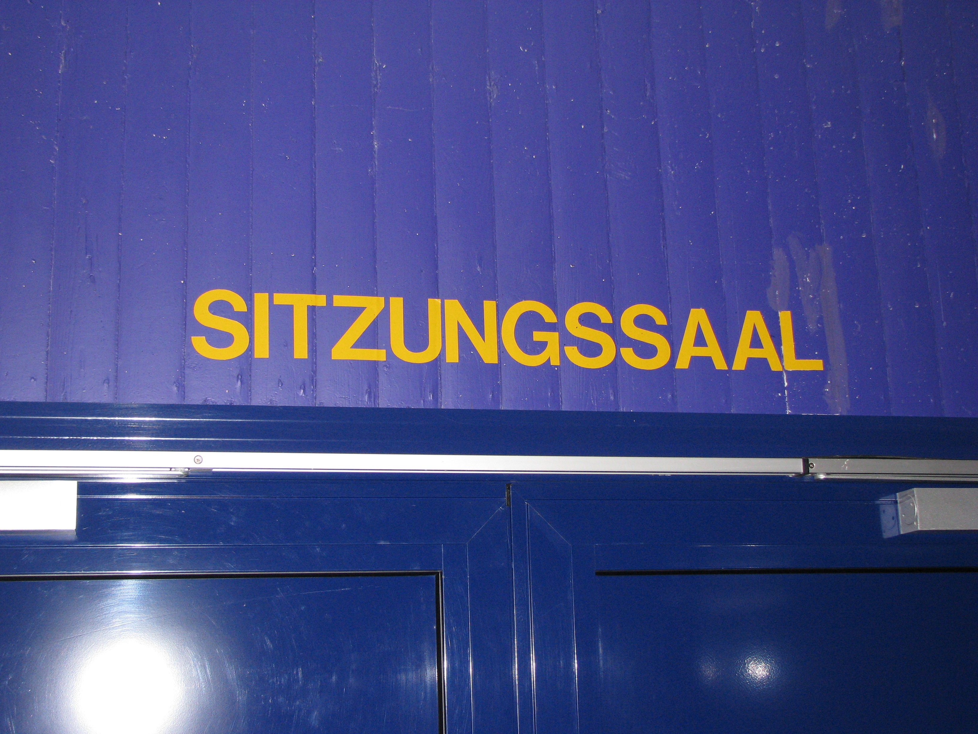 Der Schriftzug Sitzungssaal über der Eingangstür des Saals.