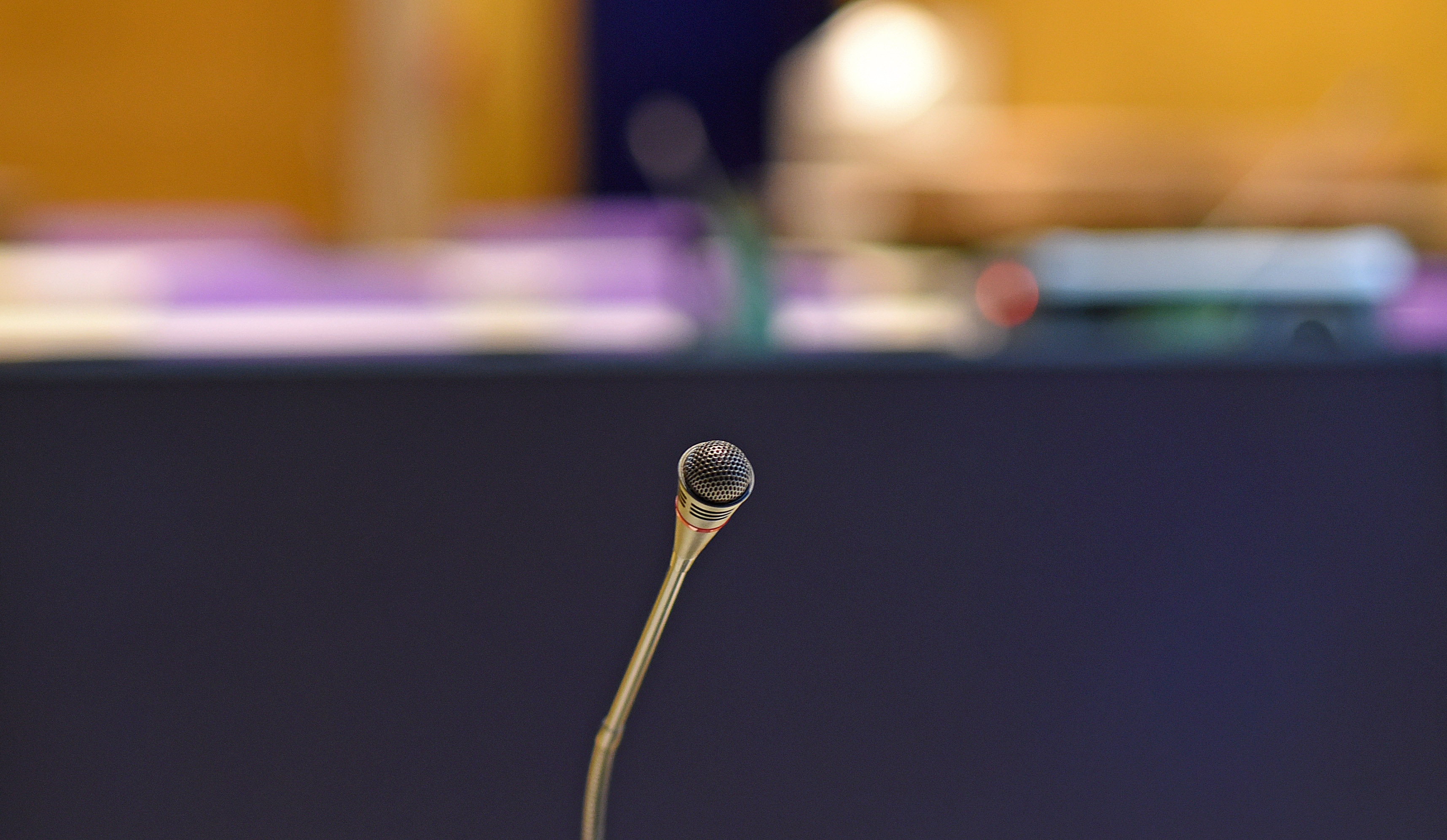 Ein Mikrofon im Sitzungssaal des Rathaues.