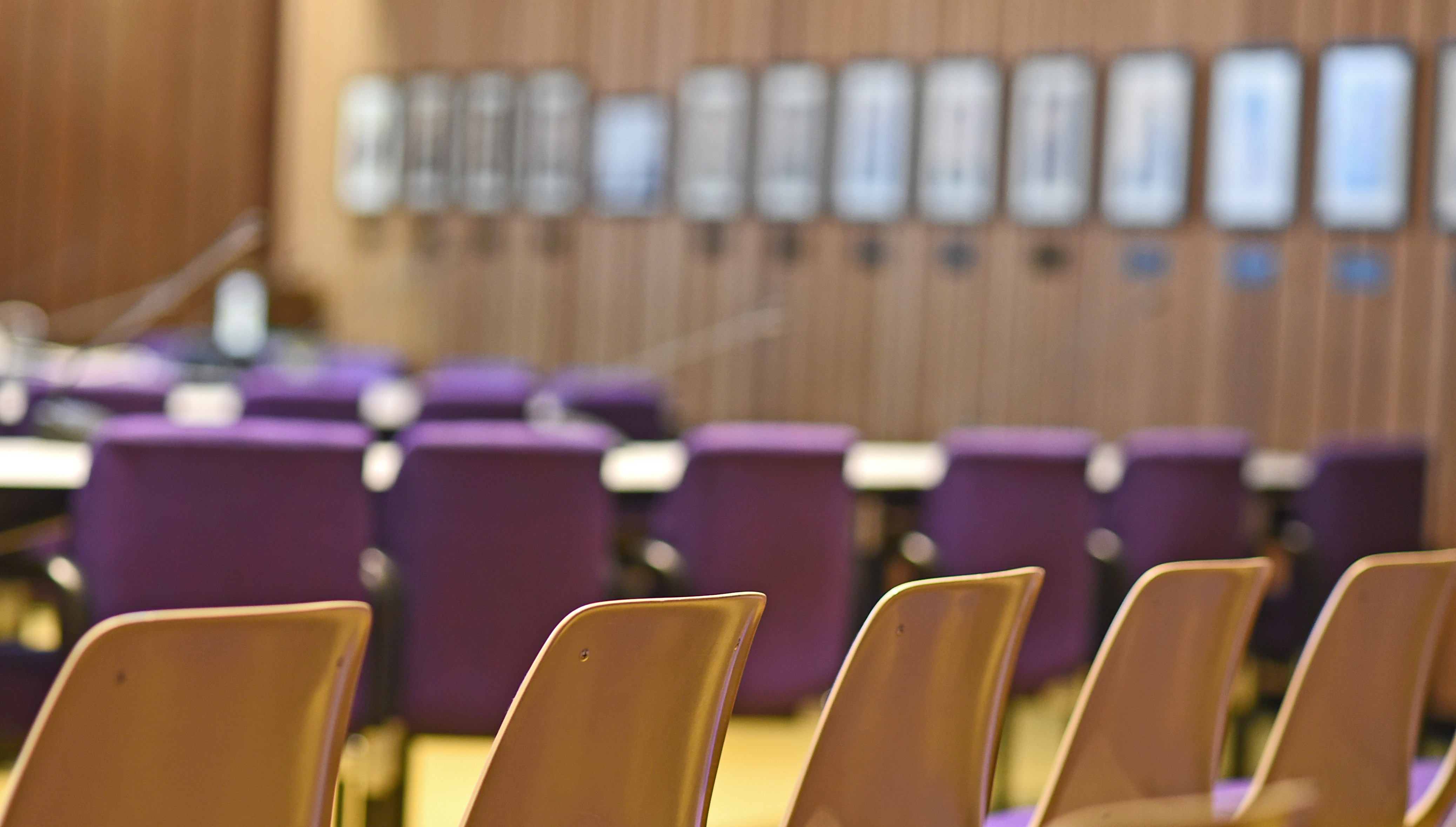 Das Bild zeigt Stuhlreihen im Sitzungssaal