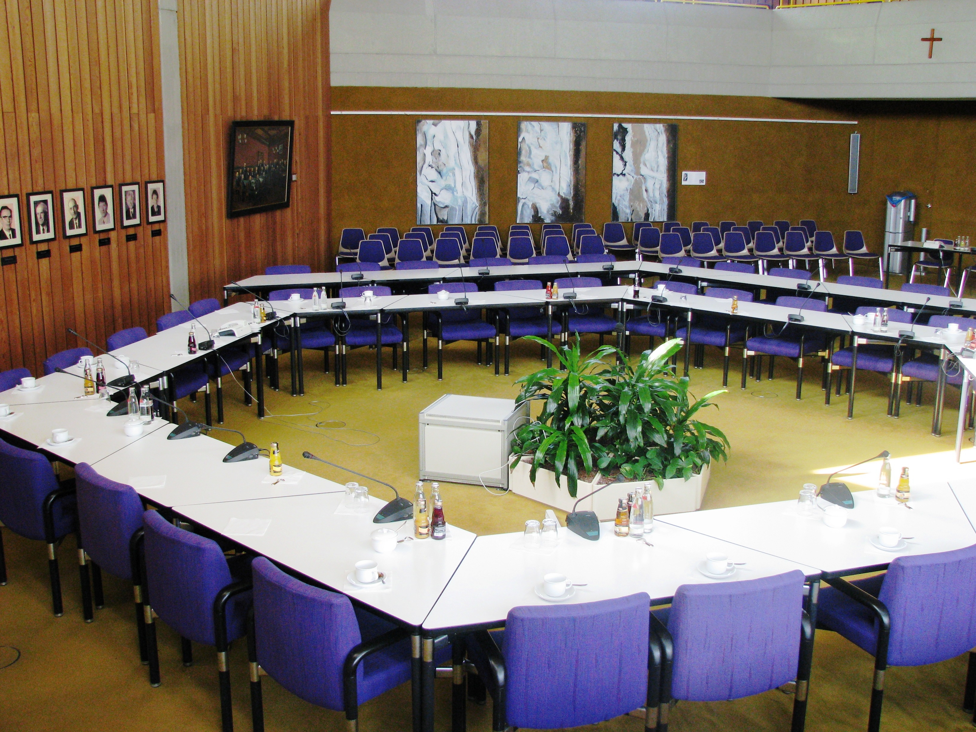 Tische und Stühle im Sitzungssaal des Rathauses.