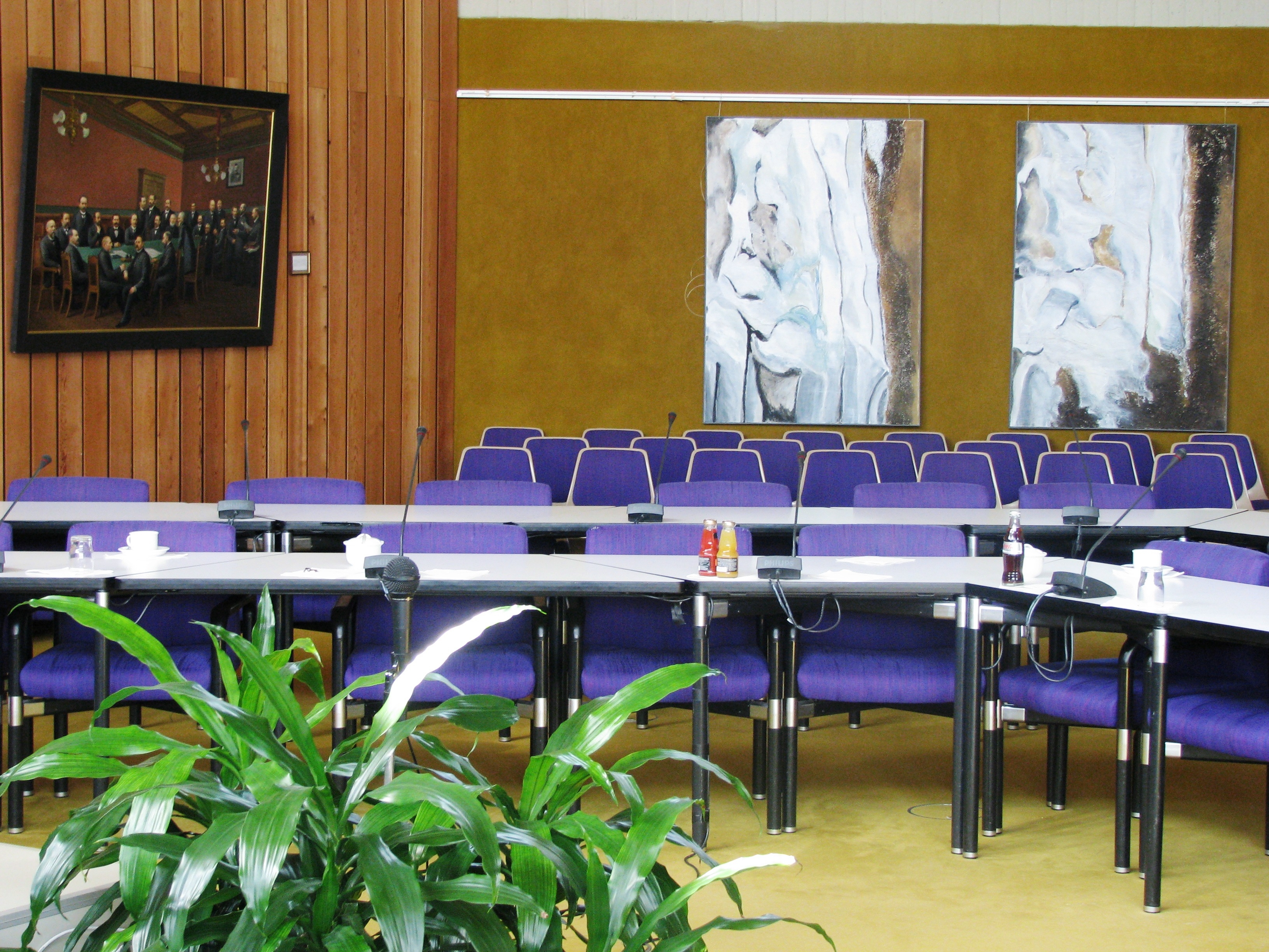 Tische und Stühle im Sitzungssaal des Rathauses.