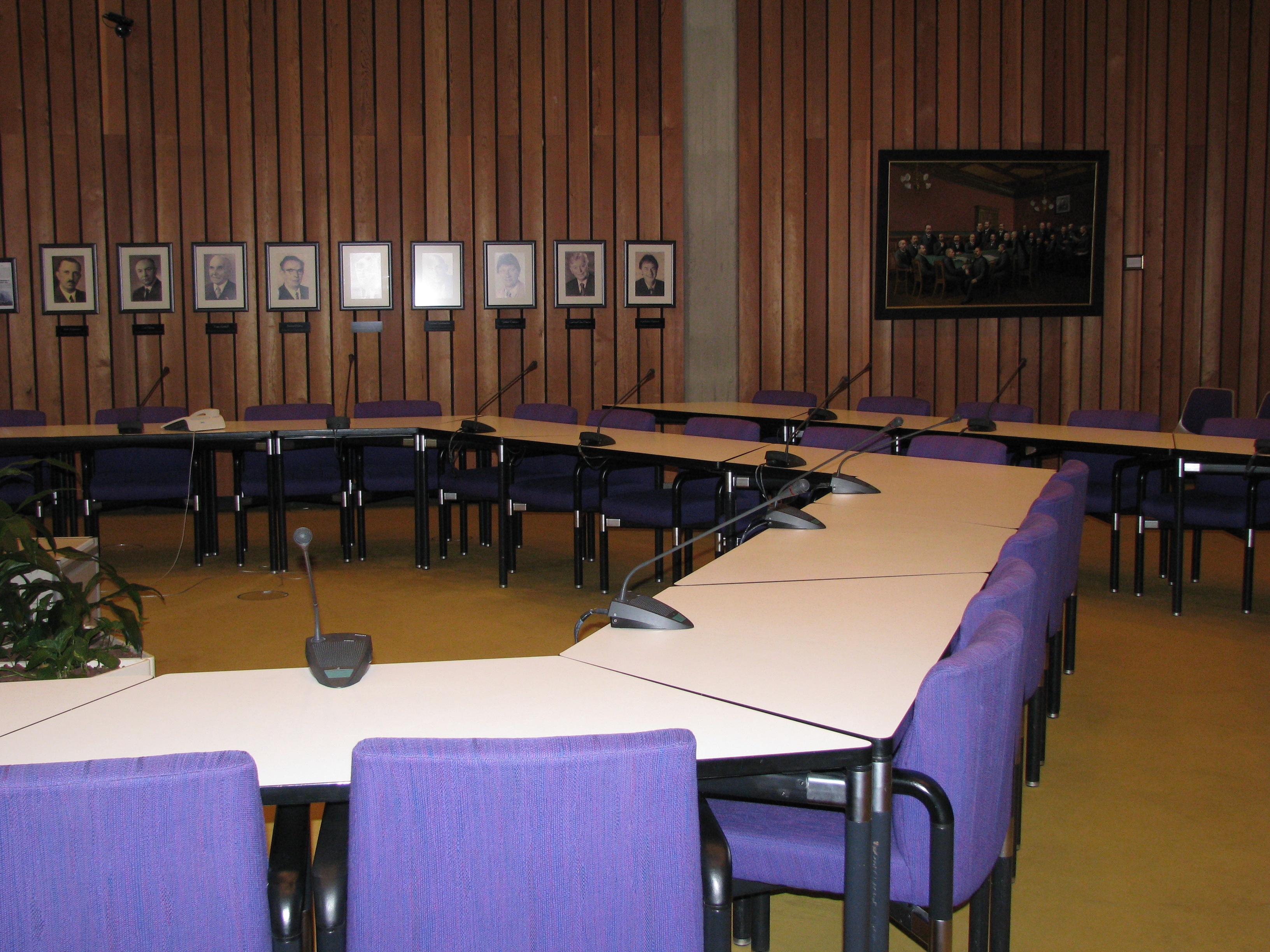 Man sieht eine Stuhlreihe im Sitzungssaal