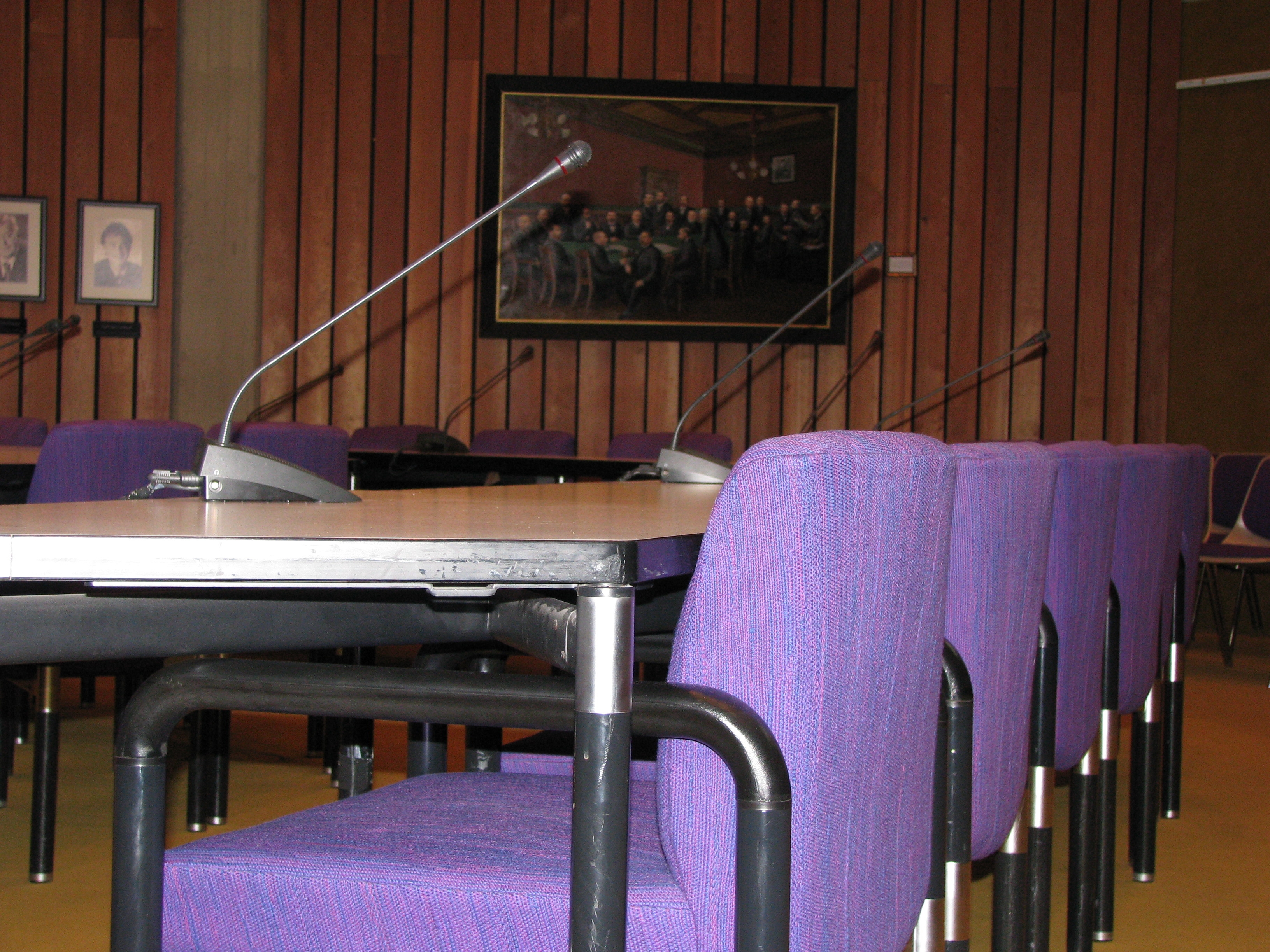 Blick auf eine Stuhlreihe im Sitzungssaal