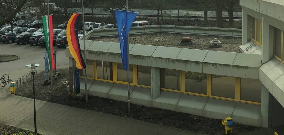 Trauerbeflaggung vor dem Gronauer Rathaus