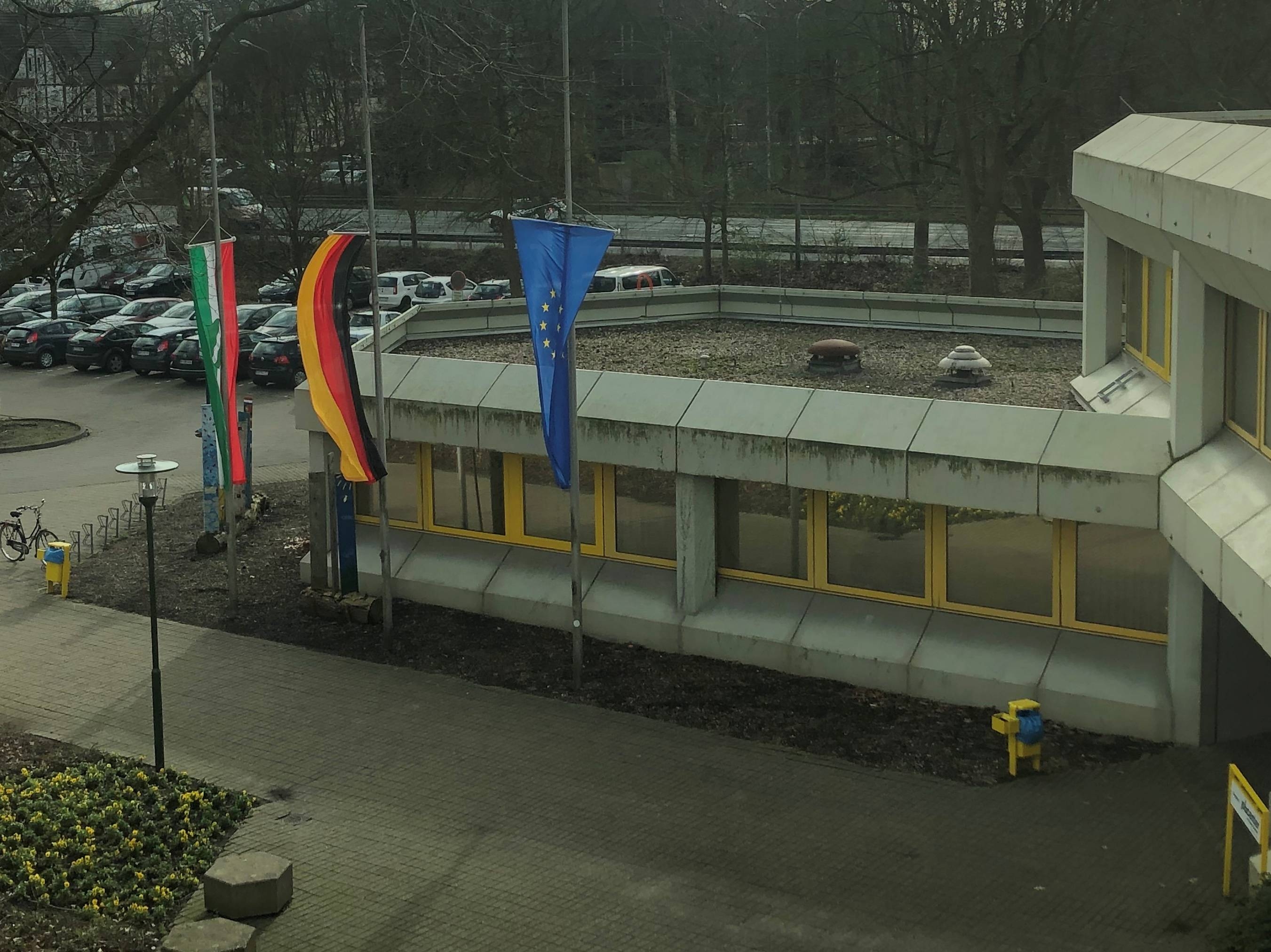 Trauerbeflaggung vor dem Gronauer Rathaus