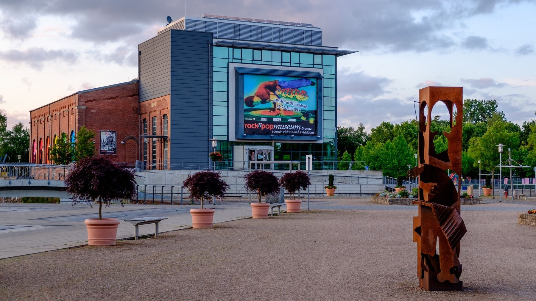 Rock- und Popmuseum mit einer Skulptur im Vordergrund