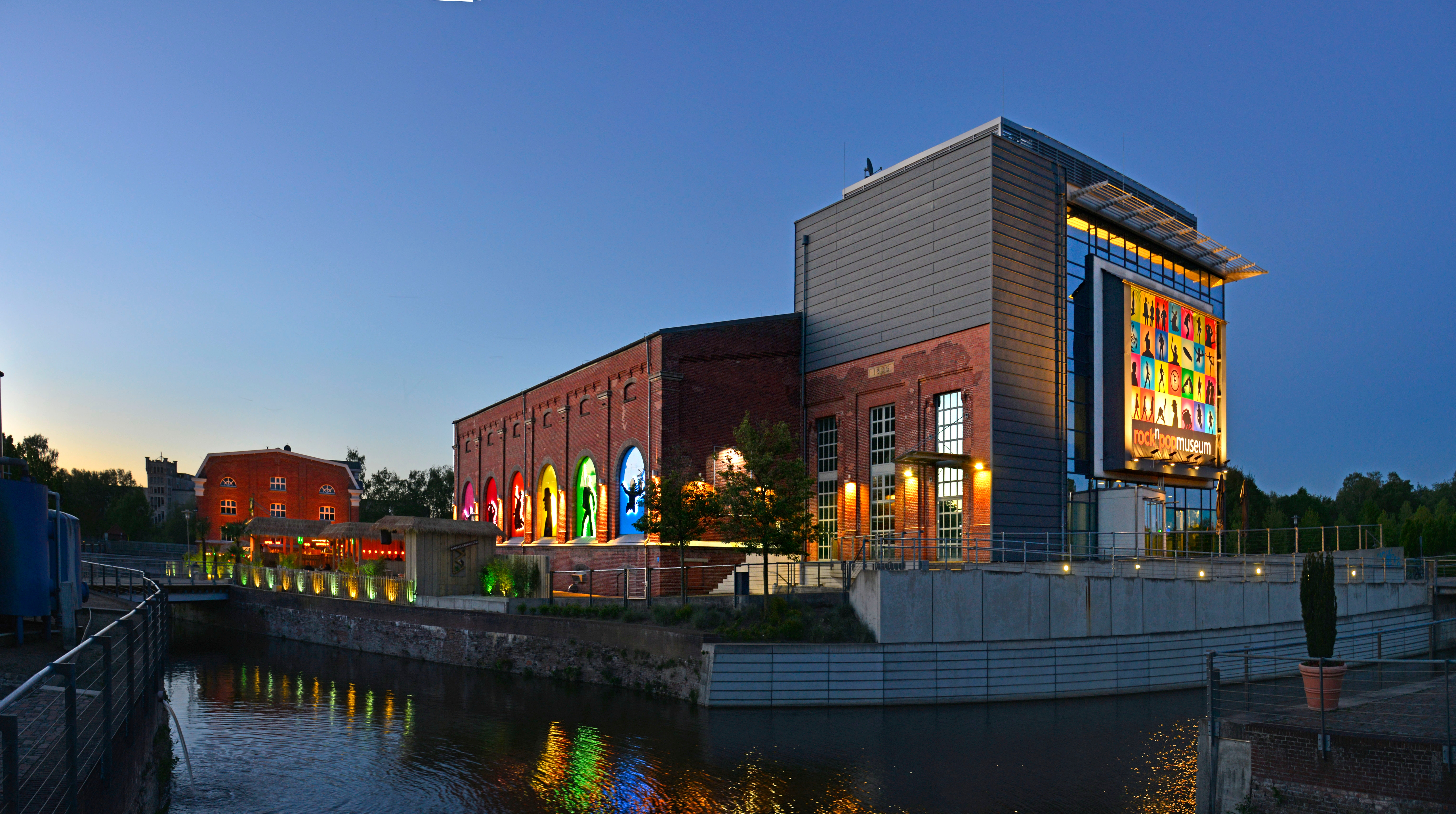 Rock ´n ´ pop Museum von außen im Dunkeln