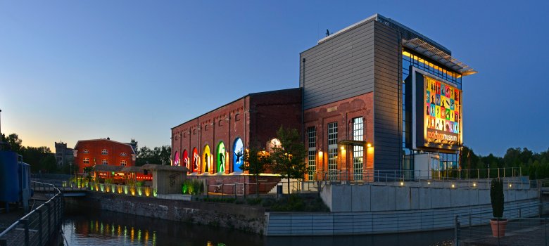 Rock ´n ´ pop Museum von außen im Dunkeln