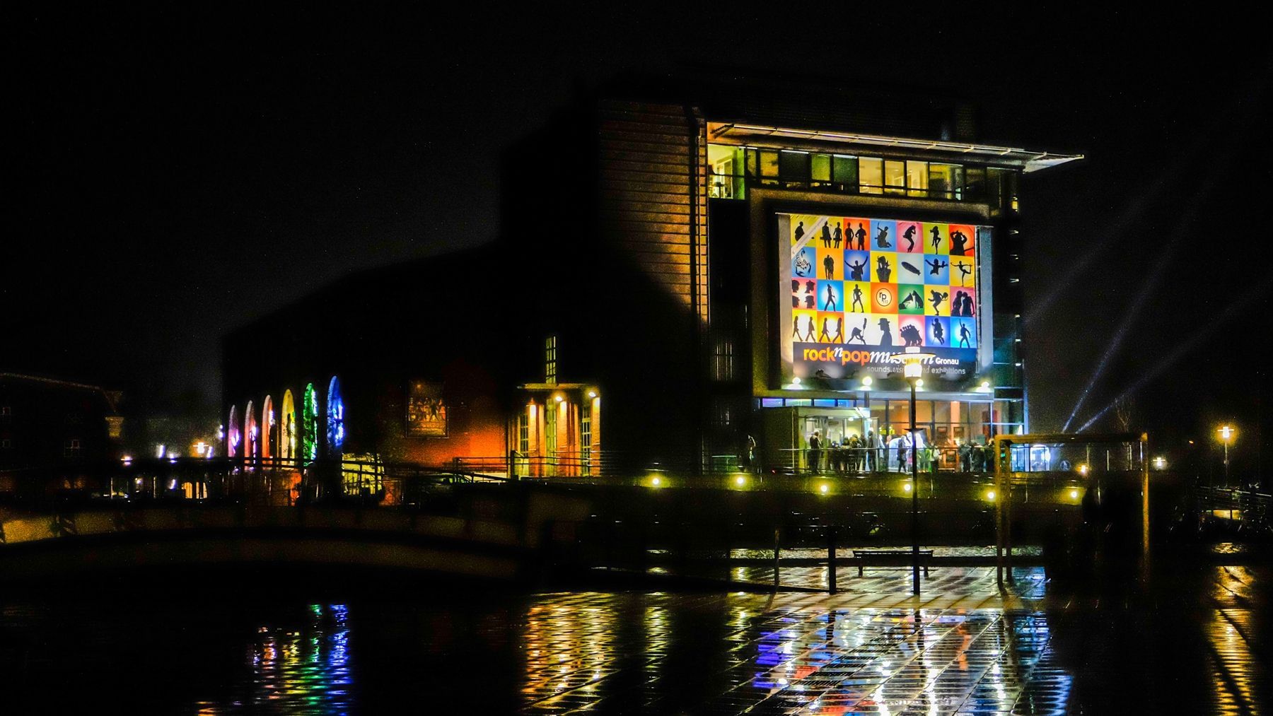 Rock- und Popmuseum bei Nacht