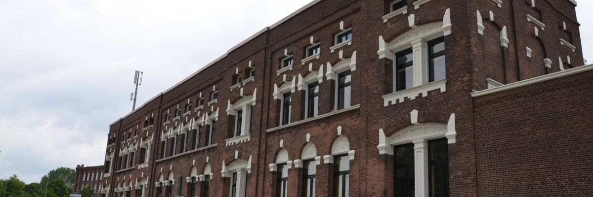 IZG - Stadtarchiv Die Front des IZG-Gebäudes aus SIcht der Arbeitsagentur/Bahnhofstraße in der Froschperspektive.