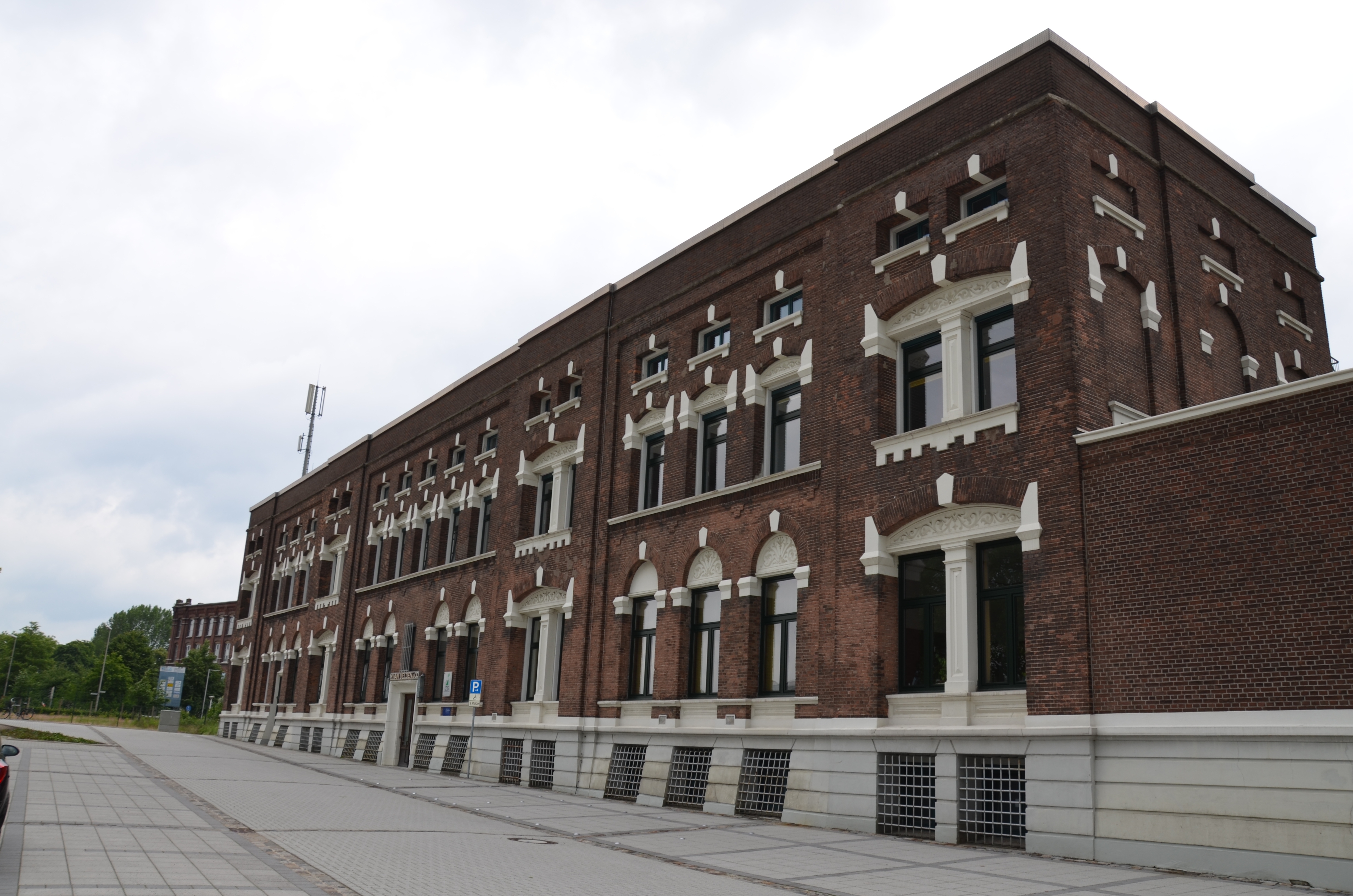Die Front des IZG-Gebäudes aus SIcht der Arbeitsagentur/Bahnhofstraße in der Froschperspektive.