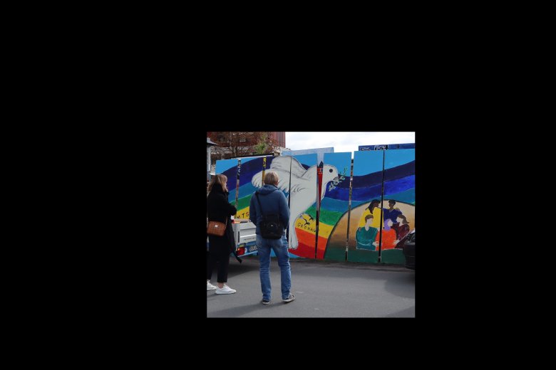 Kunstprojekt an der Hertie-Grube wird von Menschen besucht und angeschaut 