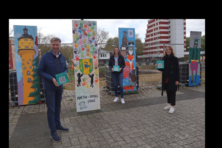 Der Bürgermeister steht vor dem Kunstprojekt mit Katharina Vater und Alina Epping von der Wirtschaftsförderung 