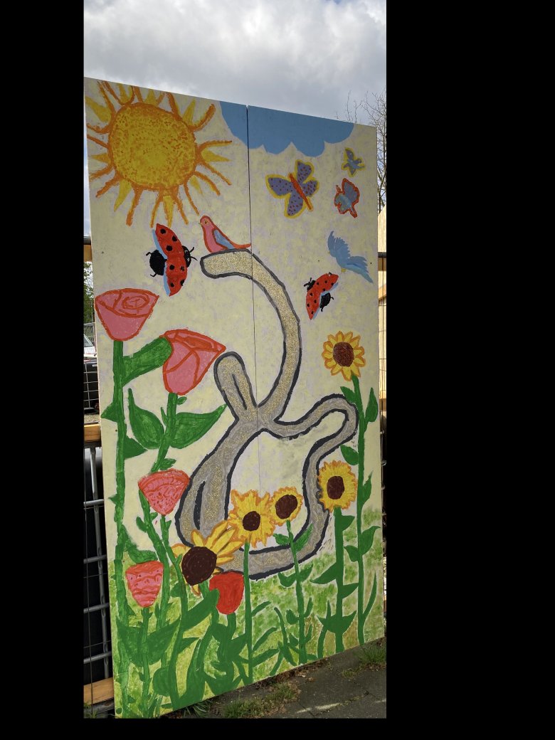 Kunstprojekt an der Hertie-Grube zeigt eine Gitarre inmitten von Blumen und Natur 
