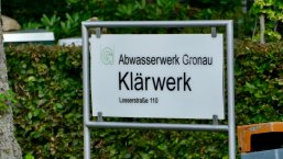 Ein Schild mit der Aufschrift Klärwerk. Ein Schild mit der Aufschrift Klärwerk.