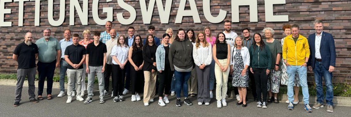 Ausbildungsstart 2024 Die Auszubildenden des Einstellungsjahrgangs 2024 der Stadt Gronau mit Bürgermeister Rainer Doetkotte, der Ersten Beigeordneten Christiane Schrader, Ausbildungsleiter Martin Klümper, Fachdienstleiter Organisation und Personal Detlef Hollenborg und weiteren Mitarbeitenden der Stadtverwaltung vor der Gronauer Feuer- und Rettungswache.