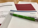 Unterlagen mit einem Kugelschreiber.