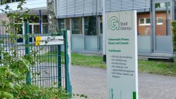Ein Informationsschild mit der Aufschrift "Planen, Bauen und Umwelt" der Stadt Gronau.