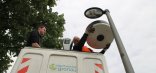 Stadtwerke Gronau rüsten Straßenlaterne auf LED um Zwei Mitarbeiter der Stadtwerke tauschen von einer Hebebühne aus die alte Leuchte einer Straßenlaterne gegen LED.