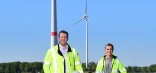 Die Vorstandsmitglieder Herbert Daldrup und Robert Effing vor den zwei Windkraftanlagen der grogeno im Eper Lasterfeld.