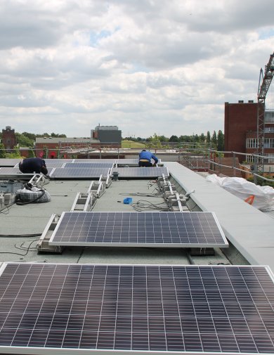 PV-Module auf dem Dach des Pilotprojekt-Mietshauses in der Zollstraße.