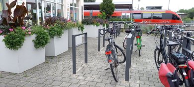 Die Fahrradständer und Pflanzkübel auf dem Bahnhofsvorplatz.