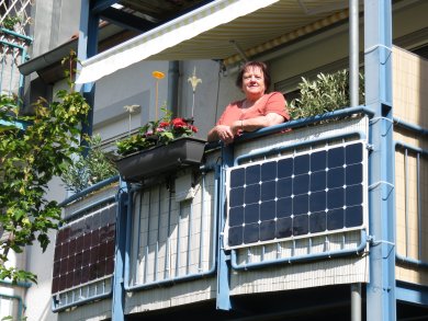 Frau am Balkon mit Stecker-Solar