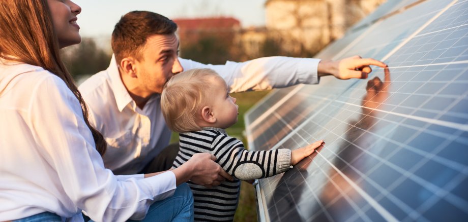 Junge Familie mit Solarkollektor