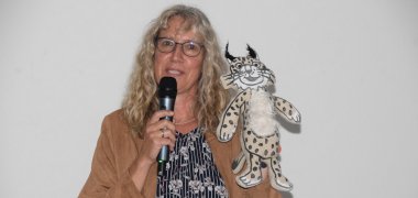 Referentin Frau Fischer mit dem Maskottchen der Klimakitas, dem Klimakitaluchs.