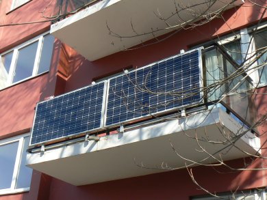 Am Balkon montierte Solarpanele.
