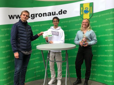 Preisverleihung auf dem Michaelismarkt Umweltreferent Thomas Kemper und Klimaschutzmanagerin Carolin Wicke übergeben Gutschein für den Hauptpreis an Gewinner Alexander Wilke