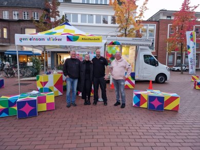 Mobile Ausstellung der Vereinten Nationen in Gronau Veranstalter Kreativteam e.V. und Deutsche Gesellschaft für die Vereinten Nationen vor dem Aktionsstand