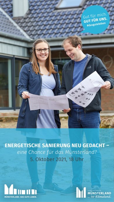 Paar mit Gebäudeplänen vor Eigenheim