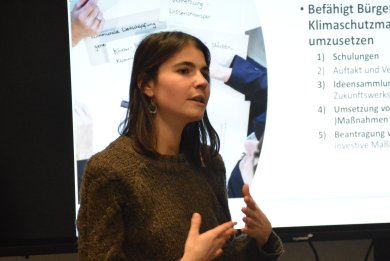 Projektmanagerin Schröder erläutert "KlikKS" Projektmanagerin Schröder erläutert "KlikKS" vor einem Präsentationsbildschirm
