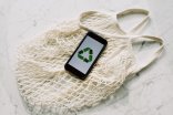 Smartphone mit Recycling-Zeichen auf Gemüsenetz