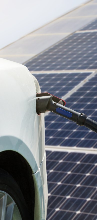 E-Auto vor PV-Anlage