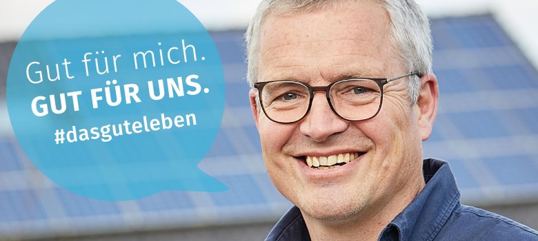 Lächelnder Mann vor Dach-PV mit Sprechblase "Gut für mich. Gut für uns. #dasguteleben"